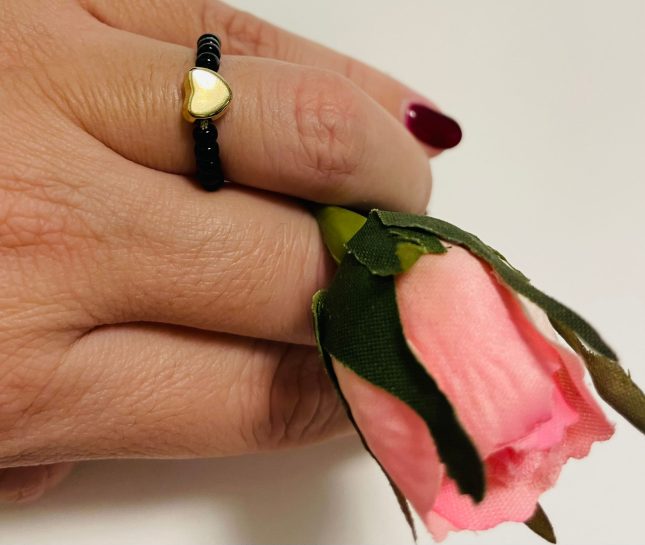 Inel cu snur reglabil si margele Miyuki negre si pandantiv inimioara