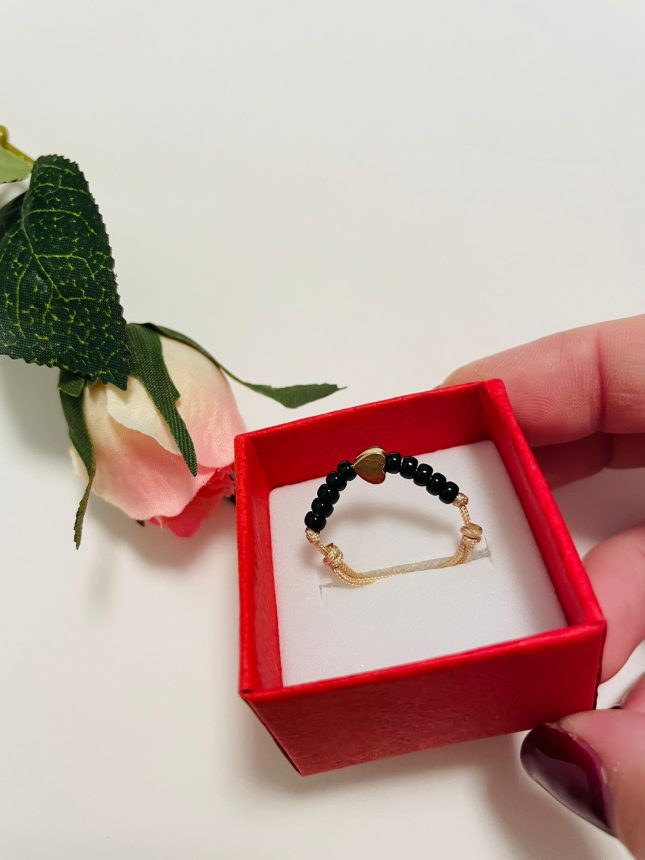 Inel cu snur reglabil si margele Miyuki negre si pandantiv inimioara