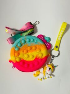 Promo Geanta pop it acadea + Jucarie Breloc unicorn galben