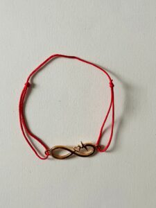 Brățară Handmade „Infinit Love" cu Simbol Infinit Auriu pe Șnur din Mătase Roșie Reglabil – Iubire Eternă Brățară Handmade „Infinit Love" cu Simbol Infinit Auriu pe Șnur din Mătase Roșie Reglabil – Iubire Eternă