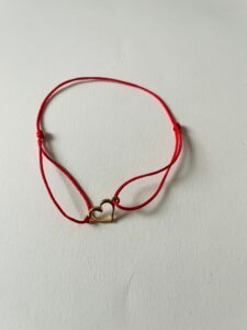 Brățară Handmade cu Pandantiv Inimă Deschisă pe Șnur din Mătase Reglabil – Dragoste Necondiționată