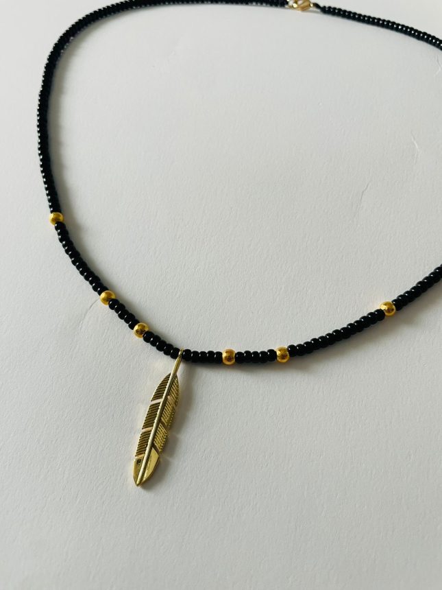 Colier mărgele miuky negre și aurii, si pandantiv pana