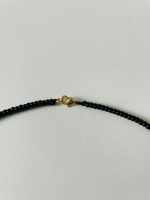 Colier mărgele miuky negre și aurii, si pandantiv pana