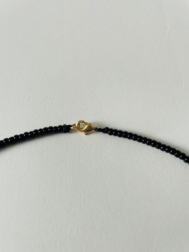 Colier mărgele miuky negre și aurii, si pandantiv pana