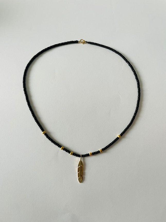 Colier mărgele miuky negre și aurii, si pandantiv pana