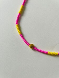Colier Handmade pentru Fetițe cu Miyuki Roz și Galbene și Pandantiv Inimă – Prietenie și Bucurie Colier Handmade pentru Fetițe cu Miyuki Roz și Galbene și Pandantiv Inimă – Prietenie și Bucurie