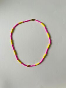 Colier Handmade pentru Fetițe cu Miyuki Roz și Galbene și Pandantiv Inimă – Prietenie și Bucurie Colier Handmade pentru Fetițe cu Miyuki Roz și Galbene și Pandantiv Inimă – Prietenie și Bucurie