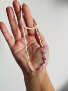 Colier Handmade cu Miyuki Aurii și Roz și Pandantiv Inscripția „Mama" Placat Aur 24K – Cel Mai Frumos Titlu Colier Handmade cu Miyuki Aurii și Roz și Pandantiv Inscripția „Mama" Placat Aur 24K – Cel Mai Frumos Titlu