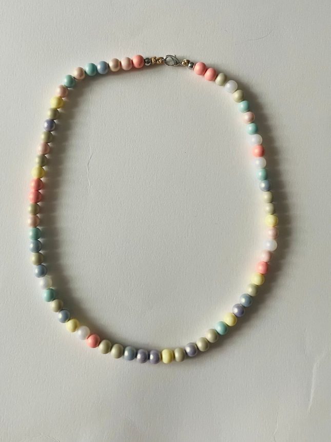Colier Handmade „Bomboane De Perle&Quot; Din Perle Colorate Din Lemn Cu Inchizătoare Aur 18K – Jucăuș Și Adorabil Colier Handmade „Bomboane De Perle&Quot; Din Perle Colorate Din Lemn Cu Inchizătoare Aur 18K – Jucăuș Și Adorabil