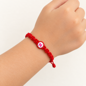 Brățară Handmade Împletită pe Șnur Roșu cu Inițiala Personalizată – Identitate și Protecție