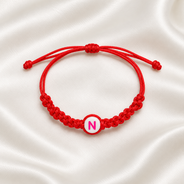 Brățară Handmade Împletită pe Șnur Roșu cu Inițiala Personalizată – Identitate și Protecție