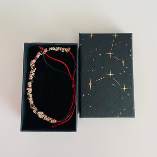 Brățară Reglabilă Cu Șnur Roșu Și Bej, Decorată Cu Mărgele Negre