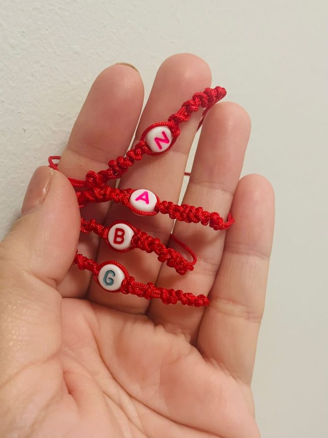 Brățară Împletită Reglabilă din Șnur Roșu cu Inițială Personalizată