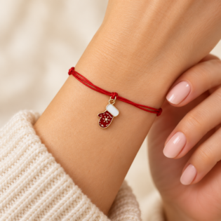 Brățară Handmade Cu Charm Mănușă Pe Șnur Reglabil – Un Gest De Îngrijire Purtat La Mână