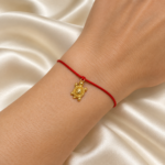 Brățară Handmade cu Charm Broască Țestoasă din Alamă Placată cu Aur pe Șnur Roșu – Longevitate și Noroc