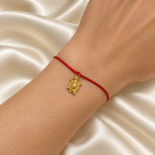 Brățară Handmade Cu Charm Broască Țestoasă Din Alamă Placată Cu Aur Pe Șnur Roșu – Longevitate Și Noroc
