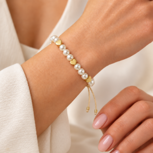 Brățară Handmade Cu Perle De 6Mm Și 4 Pandantive Inimă Aurii – Patru Inimi, Un Singur Sentiment