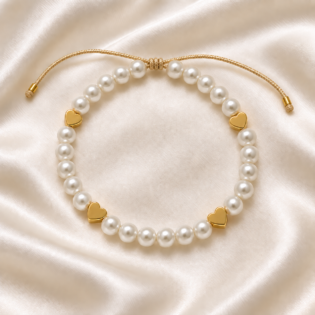 Brățară Handmade Cu Perle De 6Mm Și 4 Pandantive Inimă Aurii – Patru Inimi, Un Singur Sentiment