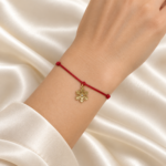 Brățară Handmade cu Charm Fulg de Nea Auriu și Cristal pe Șnur Reglabil – Magia Iernii la Mână