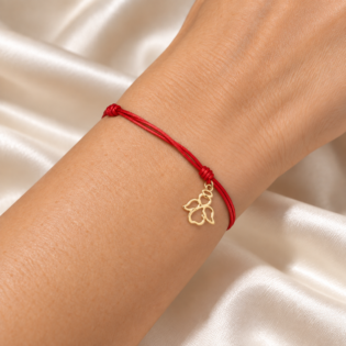 Brățară Handmade Cu Charm Auriu Pe Șnur Reglabil – Pandantiv Decorativ Elegant