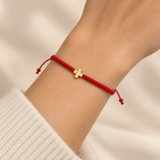 Brățară Handmade Cu Pandantiv Cruciuliță Și Mărgele Miyuki Pe Șnur Roșu Reglabil – Credință Și Rafinament