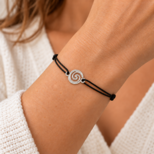 Brățară Handmade Unisex Cu Pandantiv Spirală Din Alamă Placată Argint Pe Șnur Reglabil – Evoluție Și Expansiune