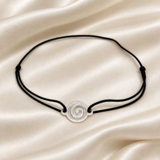Brățară Handmade Unisex Cu Pandantiv Spirală Din Alamă Placată Argint Pe Șnur Reglabil – Evoluție Și Expansiune