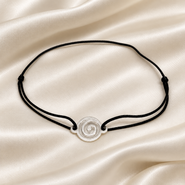 Brățară Handmade Unisex cu Pandantiv Spirală din Alamă Placată Argint pe Șnur Reglabil – Evoluție și Expansiune