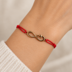 Brățară Handmade „Infinit Love" cu Simbol Infinit Auriu pe Șnur din Mătase Roșie Reglabil – Iubire Eternă