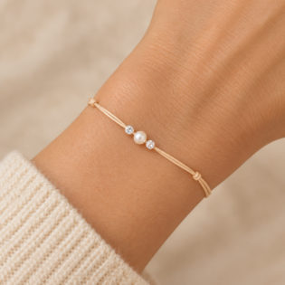 Brățară Handmade cu Perlă Albă și Cristale Swarovski pe Șnur Bej – Rafinament Complet