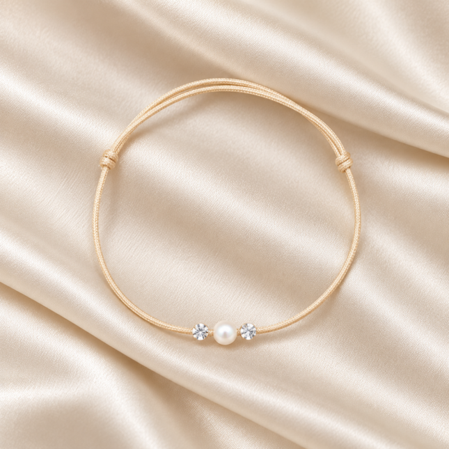Brățară Handmade cu Perlă Albă și Cristale Swarovski pe Șnur Bej – Rafinament Complet