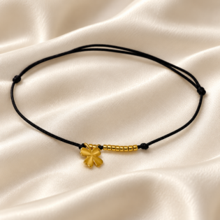 Brățară Handmade Cu Pandantiv Trifoi Cu Patru Foi Din Alamă Placată Aur Pe Șnur Roșu Reglabil – Noroc Și Eleganță