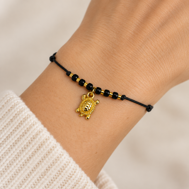 Brățară Handmade cu Charm Broască din Alamă Placată cu Aur pe Șnur Reglabil – Norocoasă și Veselă