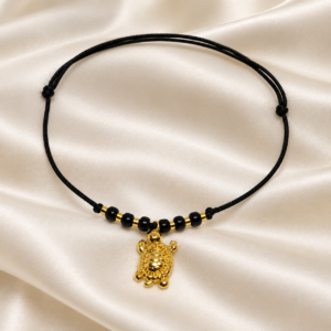 Brățară Handmade cu Charm Broască din Alamă Placată cu Aur pe Șnur Reglabil – Norocoasă și Veselă