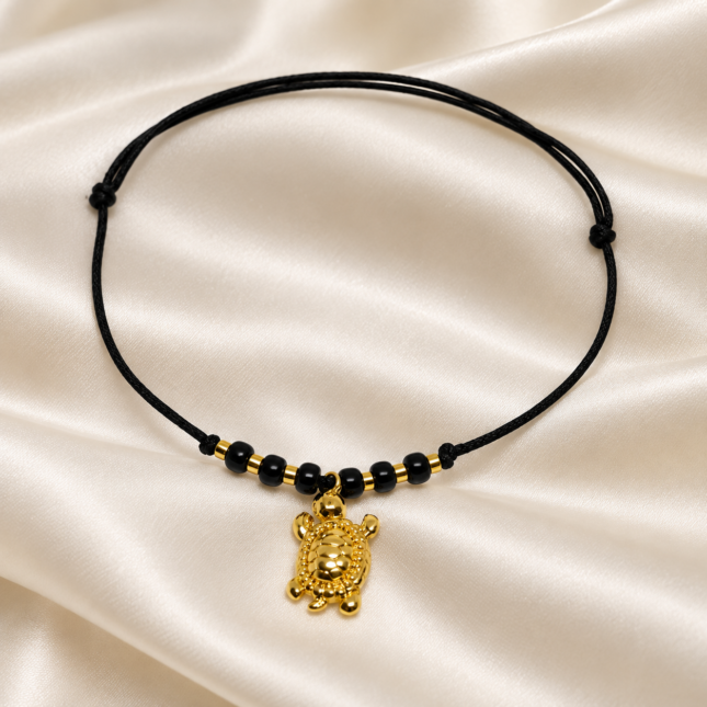 Brățară Handmade cu Charm Broască din Alamă Placată cu Aur pe Șnur Reglabil – Norocoasă și Veselă