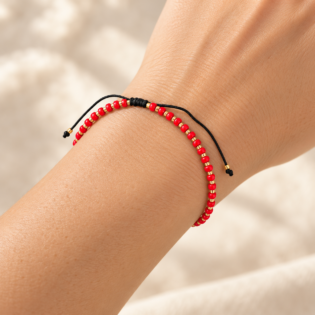 Brățară Handmade cu Mărgele Miyuki Roșii Placate cu Aur 24K pe Șnur Reglabil – Pasiune și Rafinament
