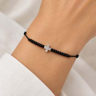 Brățară Handmade Cu Pandantiv Cruciuliță Din Alamă Placată Cu Platină Pe Șnur Reglabil – Credință Și Eleganță