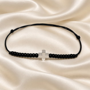 Brățară Handmade Cu Pandantiv Cruciuliță Din Alamă Placată Cu Platină Pe Șnur Reglabil – Credință Și Eleganță