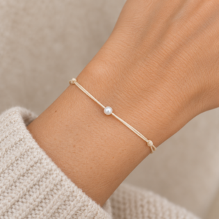 Brățară Handmade Cu Șnur Bej Reglabil Și Perlă Swarovski Albă – Eleganță Clasică