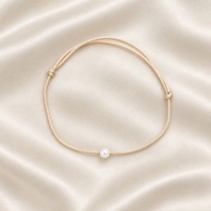 Brățară Handmade cu Șnur Bej Reglabil și Perlă Swarovski Albă – Eleganță Clasică