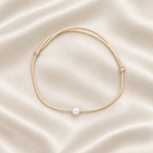 Brățară Handmade Cu Șnur Bej Reglabil Și Perlă Swarovski Albă – Eleganță Clasică