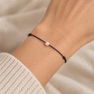 Brățară Handmade cu Șnur Bej Reglabil și Perlă Swarovski Roz – Feminină și Delicată