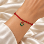 Brățară Handmade de Crăciun cu Charm Coronița Aurie pe Șnur Roșu Reglabil – Spiritul Sărbătorilor la Mână