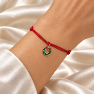 Brățară Handmade de Crăciun cu Charm Coronița Aurie pe Șnur Roșu Reglabil – Spiritul Sărbătorilor la Mână