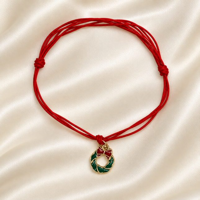 Brățară Handmade de Crăciun cu Charm Coronița Aurie pe Șnur Roșu Reglabil – Spiritul Sărbătorilor la Mână
