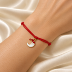 Brățară Handmade cu Charm Semilună Aurie pe Șnur Roșu Reglabil – Feminitate și Mister