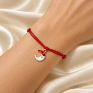 Brățară Handmade cu Charm Semilună Aurie pe Șnur Roșu Reglabil – Feminitate și Mister