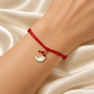 Brățară Handmade Cu Charm Semilună Aurie Pe Șnur Roșu Reglabil – Feminitate Și Mister