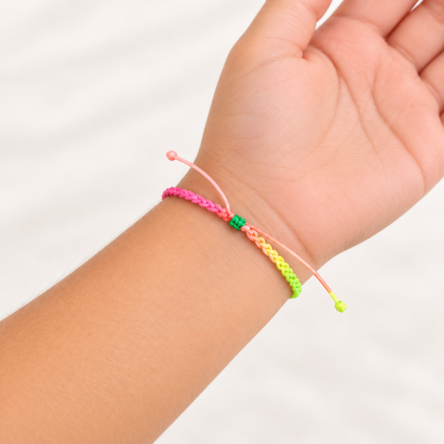 Brățară handmade cu șnur împletit colorat și pandantiv Smiley Face pentru copii