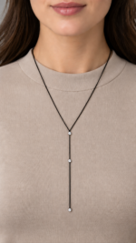 Colier Handmade cu 3 Cristale Swarovski Dispuse în Model V pe Șnur Negru Reglabil – Eleganță Geometrică